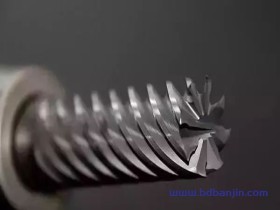 钻孔步骤和提高钻孔精度的方法